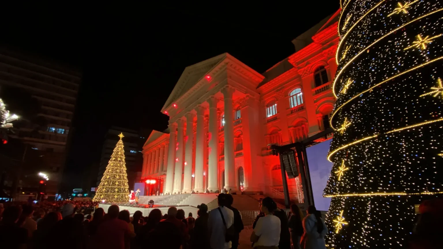 Natal de Curitiba atrai mais de 500 mil turistas e deve injetar R$ 800 milhões na economia local