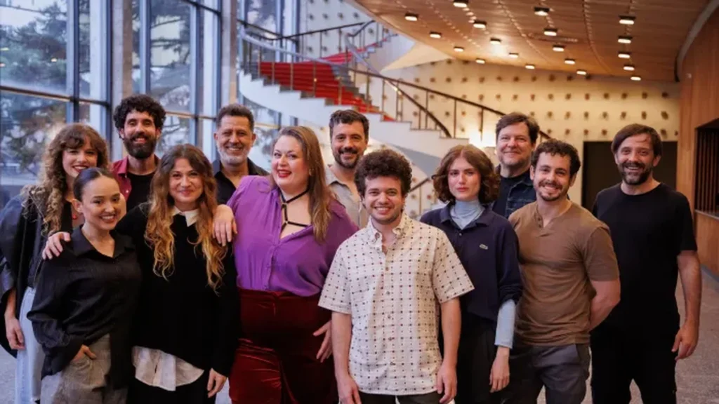 Teatro de Comédia do Paraná estreia "Muito Barulho por Nada" com elenco diversificado e direção inov