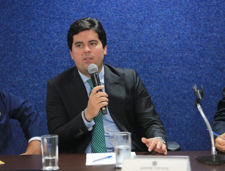 Ministro dos Esportes André Fufuca é Afastado do PP Após Decisão de Permanência no Governo Lula Imagem do artigo
