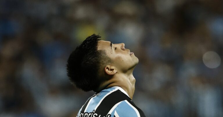 Grêmio Confirma Retorno de Aravena para o Confronto Contra o Bahia Imagem do artigo