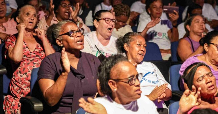 Prefeitura de Salvador Leva 800 Idosos a Show de Roberto Carlos: Uma Ação Inédita Prefeitura de Salvador Leva 800 Idosos a Show de Roberto Carlos: Uma Ação Inédita