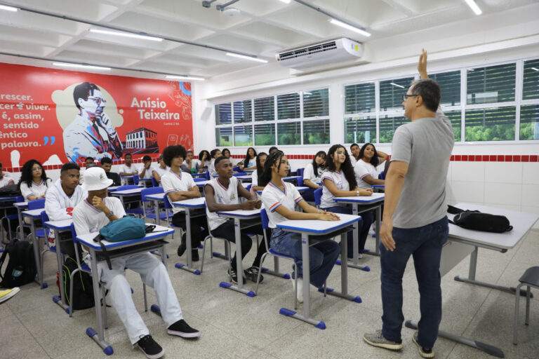 Valorização dos Servidores da Educação na Bahia: Novos Incentivos e Reajustes Salariais Valorização dos Servidores da Educação na Bahia: Novos Incentivos e Reajustes Salariais