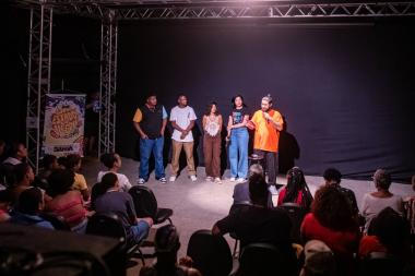 Comédia Baiana em Movimento: Risadas e Cultura na Cidade Baixa Comédia Baiana em Movimento: Risadas e Cultura na Cidade Baixa