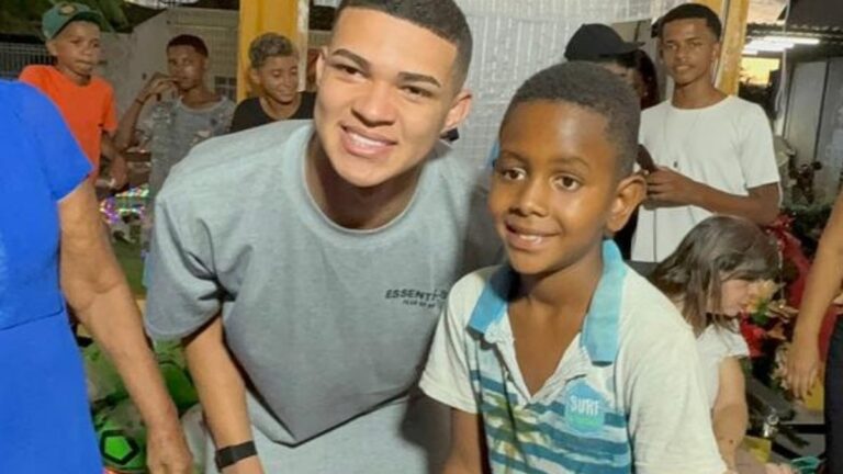 Jovem zagueiro do Grêmio realiza ação social na Bahia antes de estreia profissional