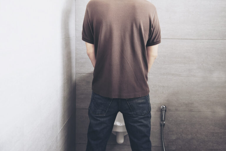 Urinar em Pé Gera Câncer? Entenda a Recomendação de Médicos para Urinar Sentado Urinar em Pé Gera Câncer? Entenda a Recomendação de Médicos para Urinar Sentado