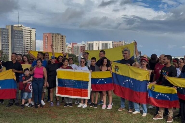 Venezuelanos Realizam Ato em Brasília pela Prisão de Maduro