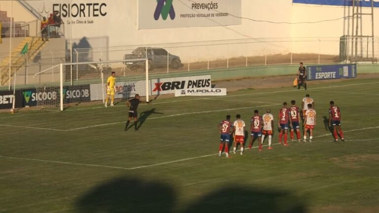 Conflito em Juazeirense x Bahia: Invasão de campo e queda de torre de iluminação