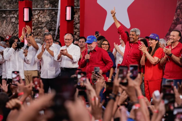 Lula Lança sua Campanha em Celebração do PT na Bahia Lula Lança sua Campanha em Celebração do PT na Bahia