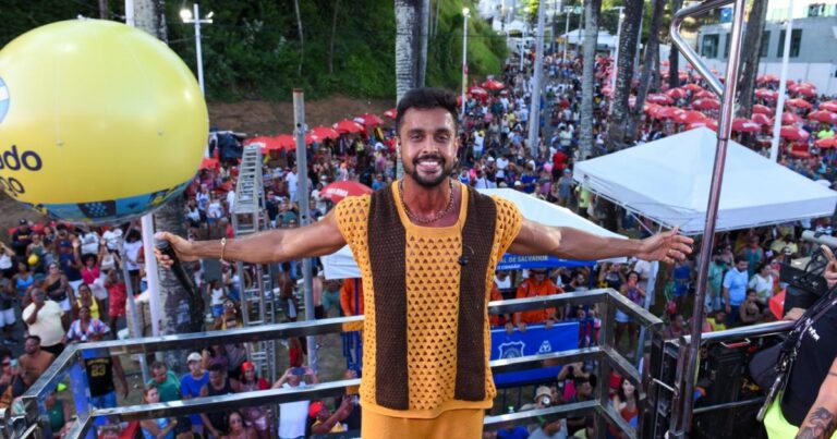 Parangolé Faz Foliões Dançarem com sua Swingueira no Furdunço 2026 Parangolé Faz Foliões Dançarem com sua Swingueira no Furdunço 2026