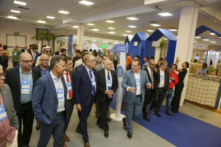 Abertura do Salão Sebrae das Cidades Empreendedoras: Autoridades se Reúnem e Premiações se Destacam