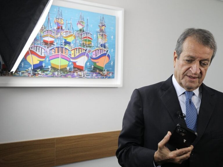 ACM Neto e Flávio Bolsonaro: Conversas Intermediadas por Valdemar