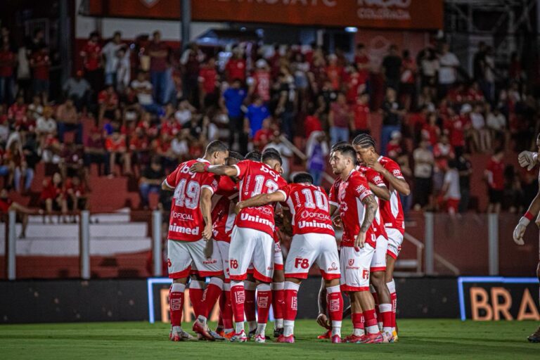 Guto Ferreira, o ‘Rei do Acesso’, é o novo técnico do Vila Nova-GO na Série B Guto Ferreira, o ‘Rei do Acesso', é o novo técnico do Vila Nova-GO na Série B