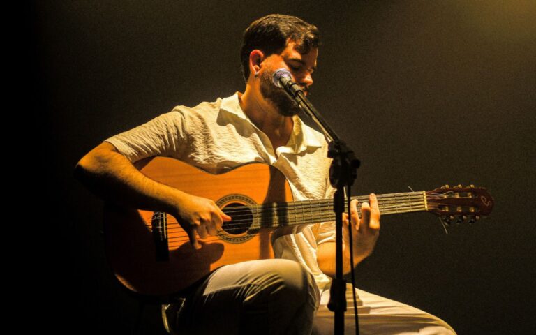 Clássicos de Djavan e Chico Buarque no Teatro Gamboa: Música Brasileira em Alta