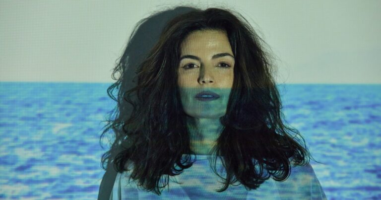 Emanuelle Araújo Lança Álbum Vibrante "Corra para o Mar"