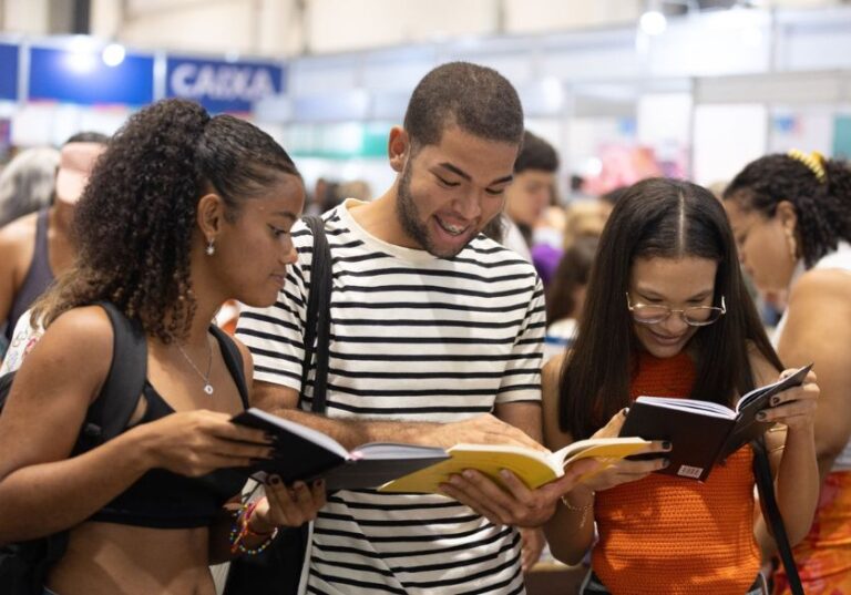 Prefeitura de Salvador Apoia Bienal do Livro com Vantagens para Alunos Prefeitura de Salvador Apoia Bienal do Livro com Vantagens para Alunos