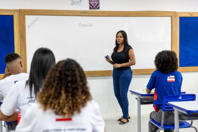 Reajuste Salarial de Professores na Bahia: Aumento de 2% Acima do Piso Nacional Reajuste Salarial de Professores na Bahia: Aumento de 2% Acima do Piso Nacional