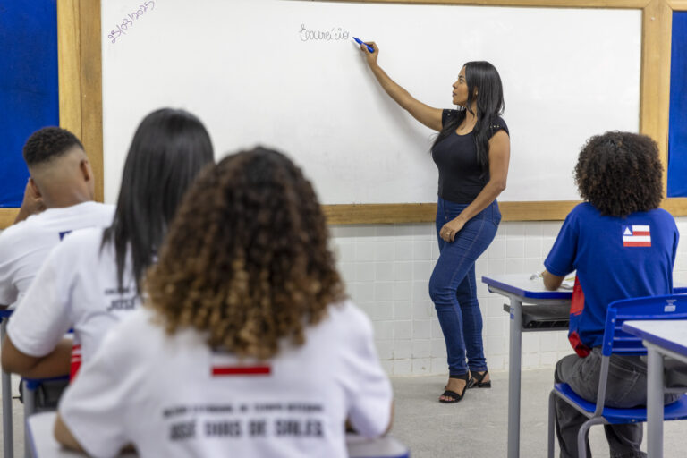 Salário dos Professores na Bahia: Projeto de Reajuste Chega à Alba para 2026