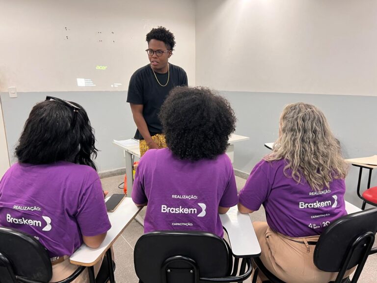 Transformando Plástico em Arte: Oficina de Economia Circular em Dias d’Ávila Transformando Plástico em Arte: Oficina de Economia Circular em Dias d'Ávila