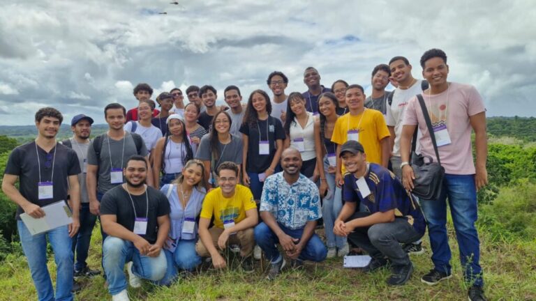 Educação e Sustentabilidade: Estudantes da UESC Vivenciam Experiência no Sítio Véi Chico Educação e Sustentabilidade: Estudantes da UESC Vivenciam Experiência no Sítio Véi Chico