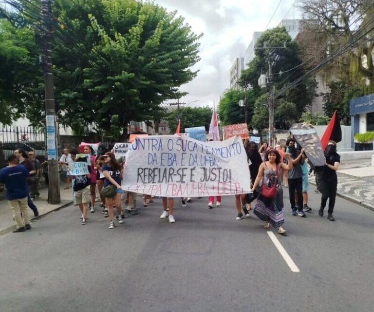 Estudantes Ocupam Faculdade de Educação da UFBA em Protesto por Melhorias