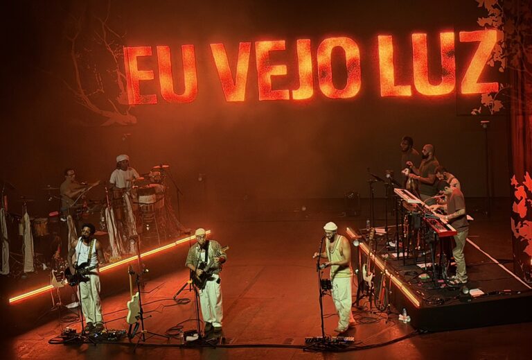 Gilsons Brilham no Show ‘Eu Vejo Luz’ e Revelam Evolução Musical Gilsons Brilham no Show 'Eu Vejo Luz' e Revelam Evolução Musical
