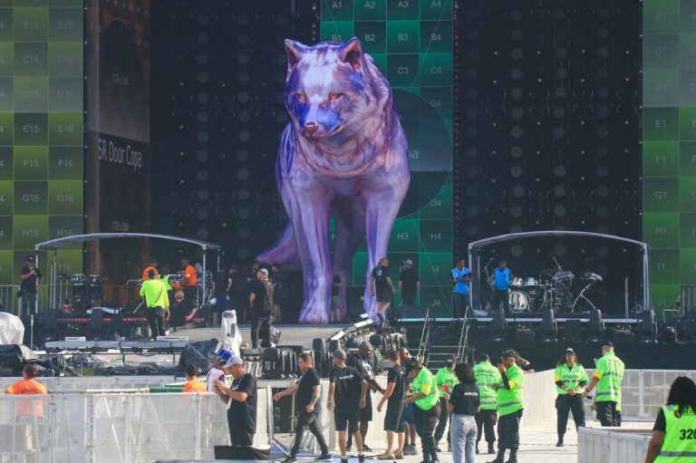 Palco Impressionante do Show de Shakira em Copacabana: Estrutura Gigante e Transmissão Ao Vivo