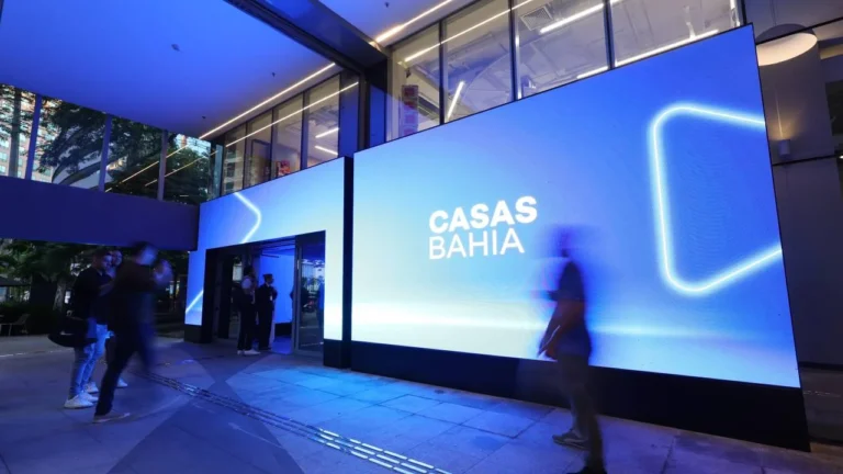 Casas Bahia fecha 298 lojas e pode demitir quase 3 mil funcionários em reestruturação Casas Bahia fecha 298 lojas e pode demitir quase 3 mil funcionários em reestruturação