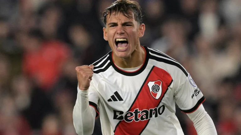 Flamengo avança em contratações de atacantes Anthony Valencia e Joaquín Freitas