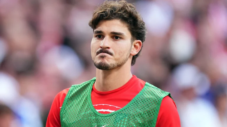 Julián Alvarez Decide Ficar no Atlético de Madrid Apesar do Interesse de Arsenal e Barcelona