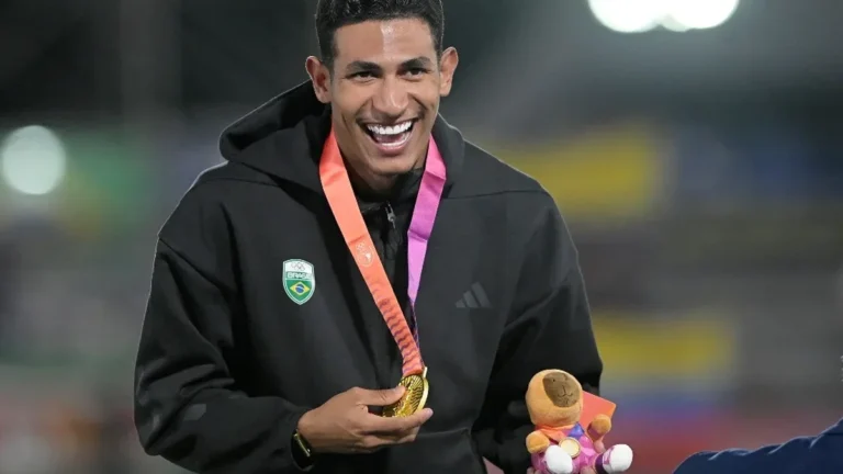 Matheus Lima quebra recorde e conquista ouro nos 400m com barreiras nos Jogos Sul-Americanos