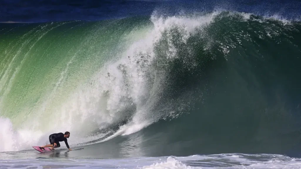 Itacoatiara Big Wave 2026: Onda Gigante Pode Surfar Niterói em Breve