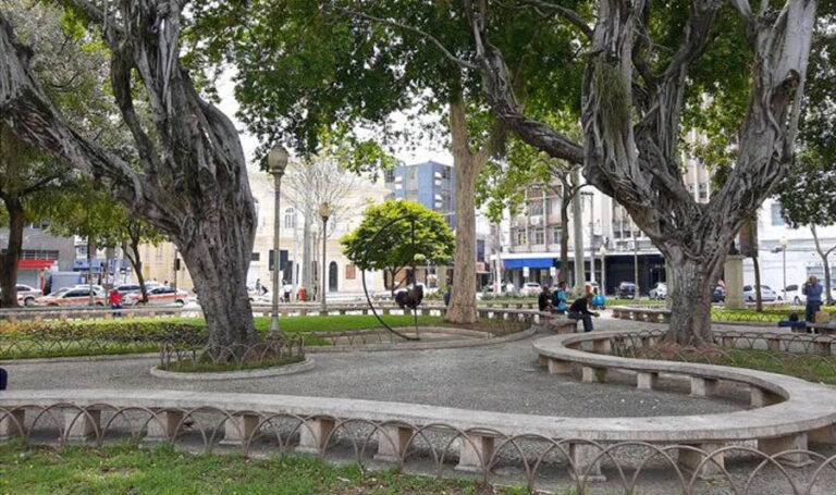 Praça Costa Pereira: um ícone cultural no coração de Vitória Praça Costa Pereira: um ícone cultural no coração de Vitória