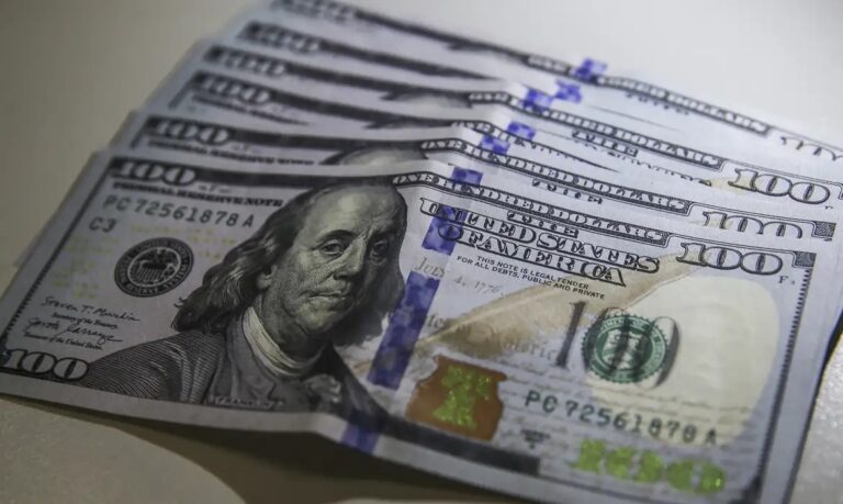 Dólar cai para R$ 5,40 em meio a tensões na Venezuela