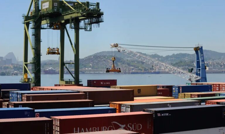 Governo Antecipando Superávit Comercial de Até US$ 90 Bilhões para 2026