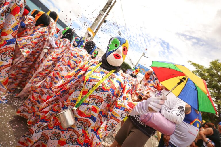 Desfile dos Papangus: A Tradição Centenária do Carnaval Pernambucano em Bezerros Imagem do artigo