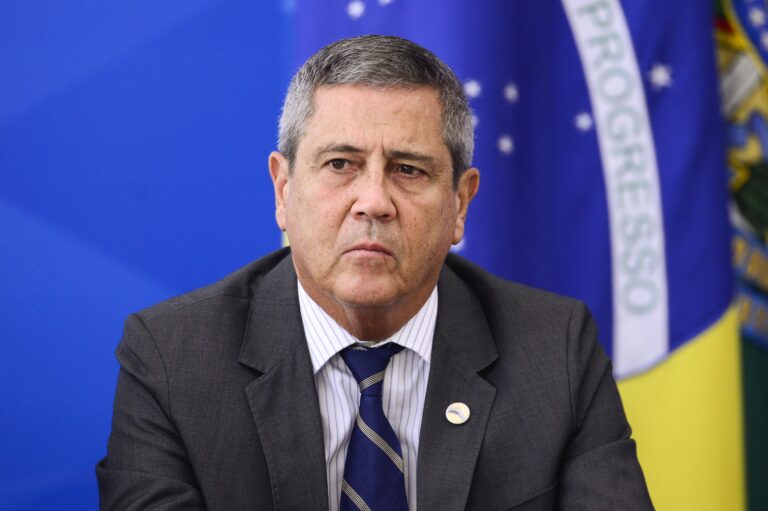 Defesa de Braga Netto Solicita Autorização para TV a Cabo e Curso Superior à Distância Defesa de Braga Netto Solicita Autorização para TV a Cabo e Curso Superior à Distância