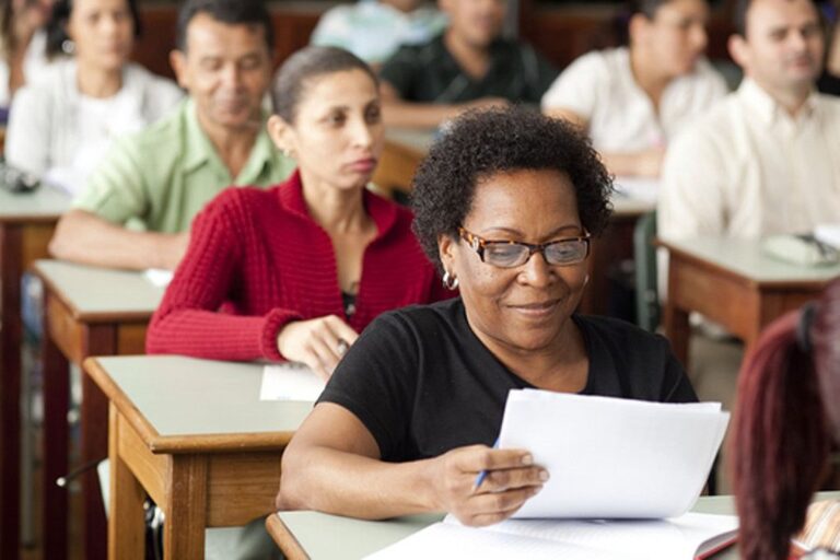Matrículas para Educação de Jovens e Adultos em Caruaru são prorrogadas até 2026
