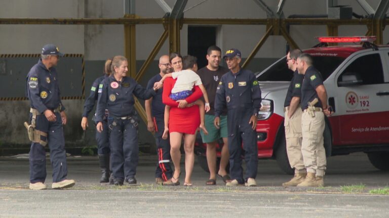 Menino Resgatado de Queda em Caruaru Recebe Alta e Encontra Policiais que o Salvou Menino Resgatado de Queda em Caruaru Recebe Alta e Encontra Policiais que o Salvou
