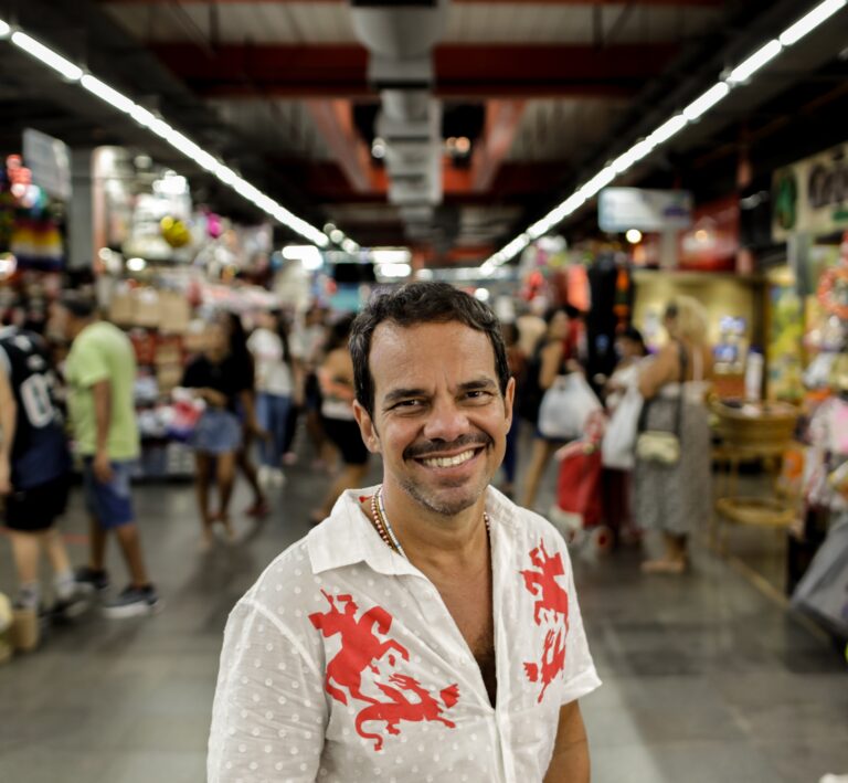 A Volta de Marcelo Moutinho com 'Gentinha': Memórias e Cotidiano em Contos Lúcidos