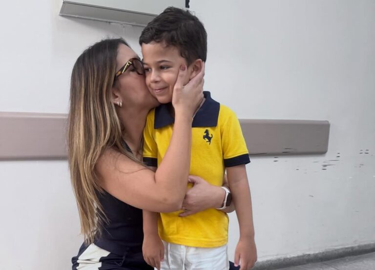 Menino de 5 Anos Recupera-se Após Queda de Prédio em Caruaru e Visita Equipe Médica Menino de 5 Anos Recupera-se Após Queda de Prédio em Caruaru e Visita Equipe Médica