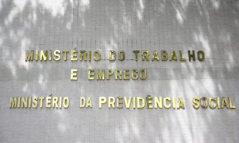 Ministério do Trabalho Avalia Novo Adiamento de Normas sobre Saúde Mental nas Empresas