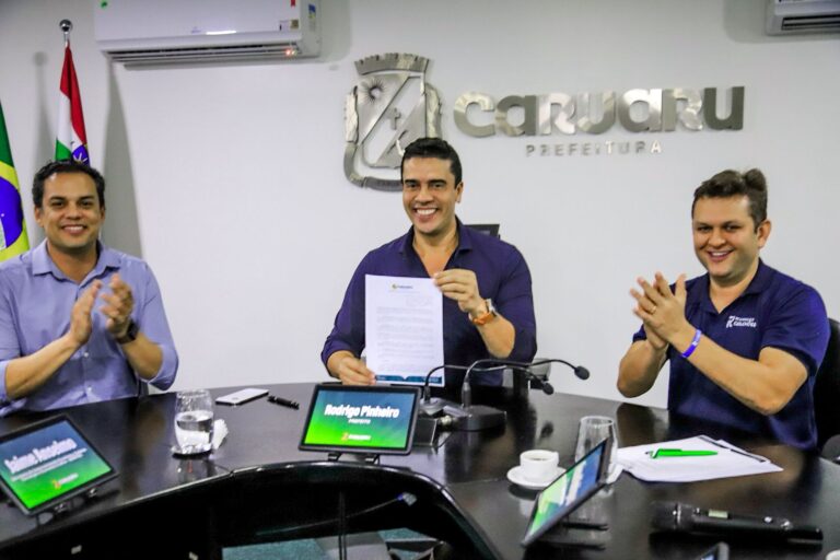 Prefeito Rodrigo Pinheiro Formaliza Doação de Terreno para Rodrigues Colchões em Caruaru