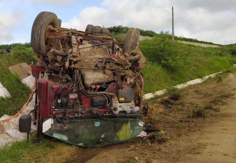 Tragédia na BR-424: Motorista de caminhão falece após capotagem em Garanhuns Tragédia na BR-424: Motorista de caminhão falece após capotagem em Garanhuns