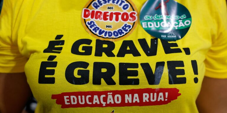 Paralisação de Profissionais da Educação no Rio: Reivindicações e Mobilizações Paralisação de Profissionais da Educação no Rio: Reivindicações e Mobilizações