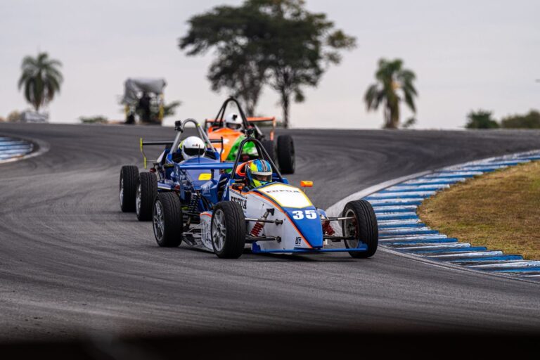 Piloto de Caruaru, Arthur Guilherme, mira liderança na Fórmula eVolution em Interlagos