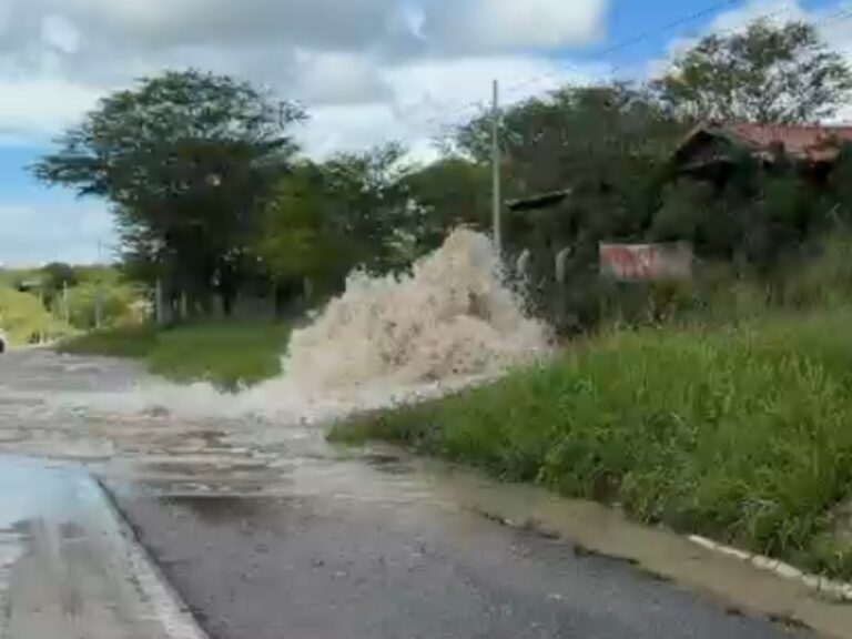 Rompimento de Adutora Causa Vazamento na BR-232 e Afeta Abastecimento em Bezerros