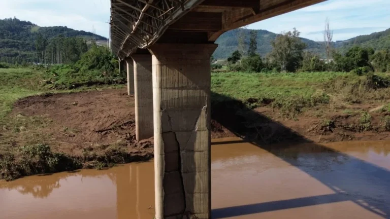 Justiça suspende cobrança de pedágio durante bloqueio da ponte no RS Justiça suspende cobrança de pedágio durante bloqueio da ponte no RS