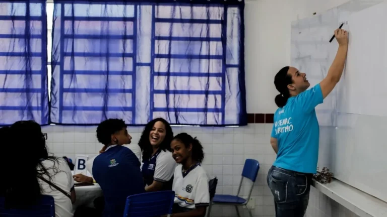 Professores cobram pagamento atrasado do BDE 2026 e valorização no Governo de Pernambuco Professores cobram pagamento atrasado do BDE 2026 e valorização no Governo de Pernambuco
