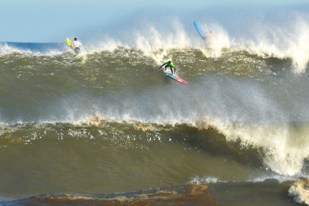 CBSurf Big Wave na Praia do Cardoso: Sinal Amarelo Antecede Maior Swell em Anos