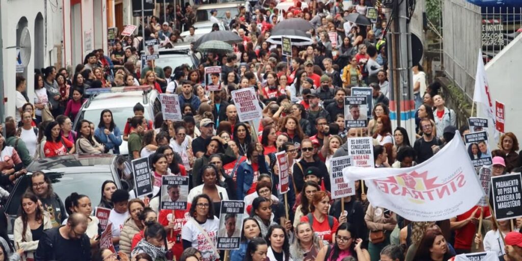 Justiça Ordena o Fim da Greve dos Servidores em Florianópolis em 24 Horas Justiça Ordena o Fim da Greve dos Servidores em Florianópolis em 24 Horas